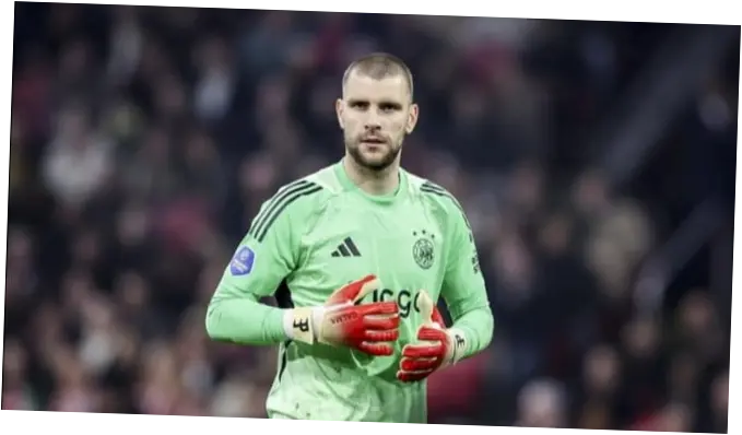 Maarten Paes Dalam Sorotan: Kritik Keras hingga Ancaman Posisi di Ajax