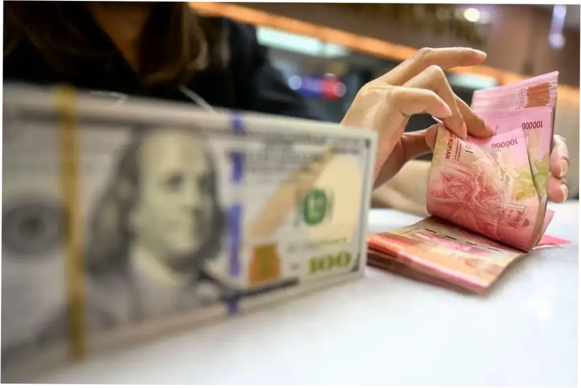 Rupiah Melemah, Dolar AS Menguat: Apa yang Terjadi di Balik Fluktuasi Mata Uang?