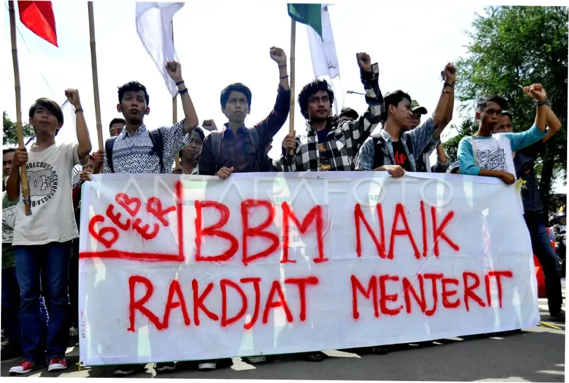 Demo Tolak Kenaikan Harga BBM di Cikini: Massa Gelar Aksi, Polisi Bubarkan